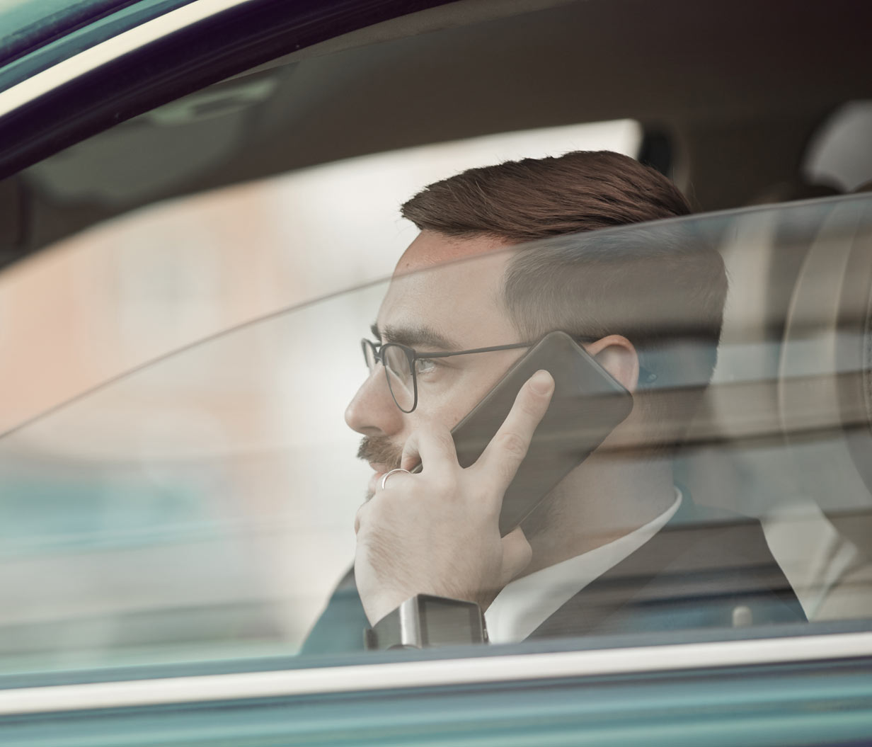 Smartphone beim Autofahren